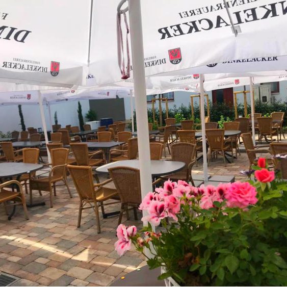 Sommerterrasse mit großen Sonnenschirmen
