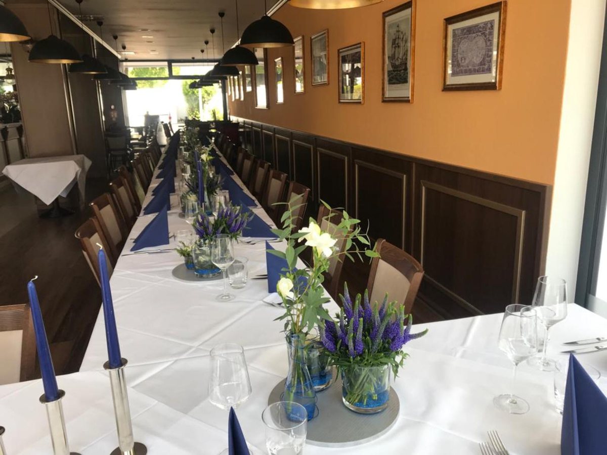 Lange Tafel im Gastraum