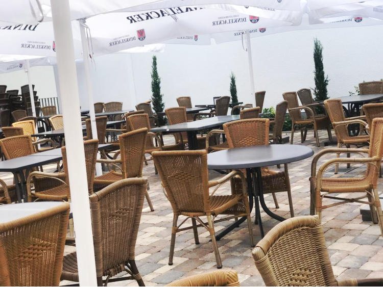 Sitzplätze auf der Terrasse