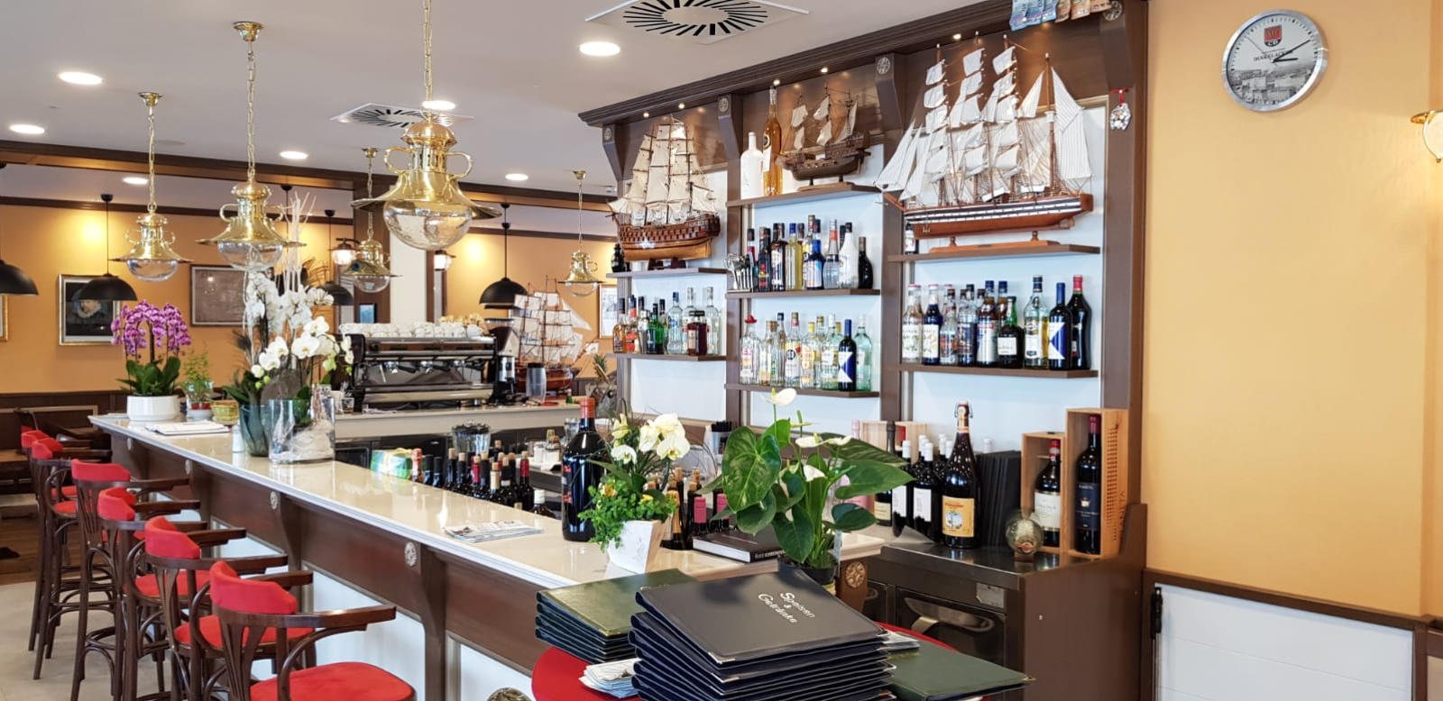 Bar und Theke im Flying Ship mit Schiffselementen